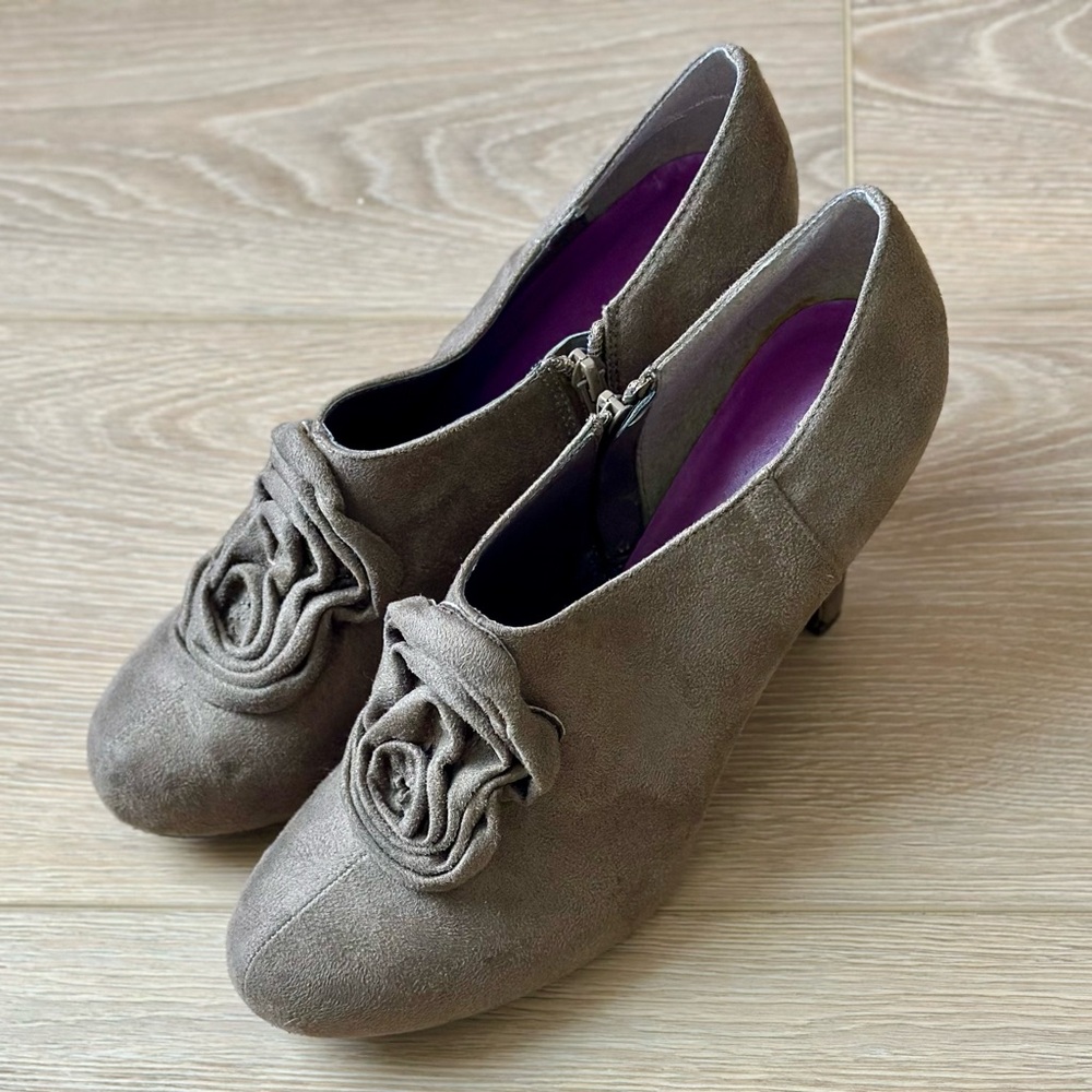Madden Girl Rhiana Stiletto Heel Booties 4” Gray Faux Suede Rosette Poetcore Y2K